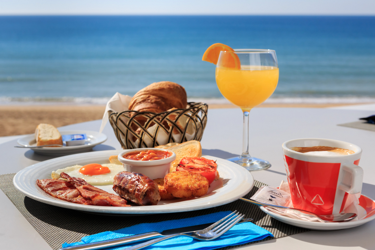 завтрак на берегу моря